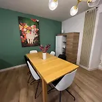 Maison En Face Du Marche Notre-dame Poitiers