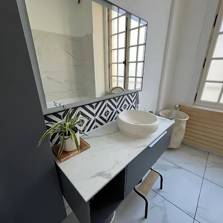 Maison En Face Du Marche Notre-dame