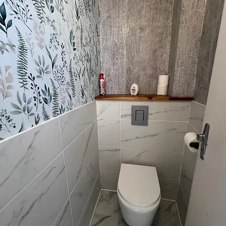 Maison En Face Du Marche Notre-dame