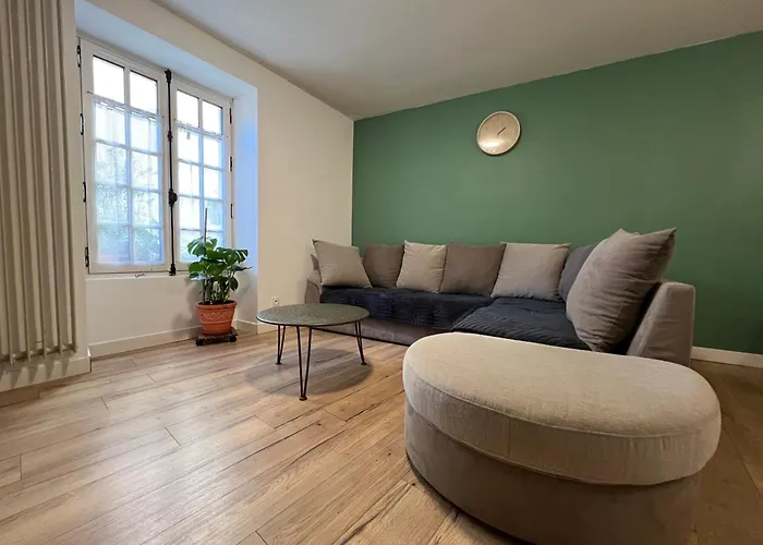 Maison En Face Du Marche Notre-dame Poitiers