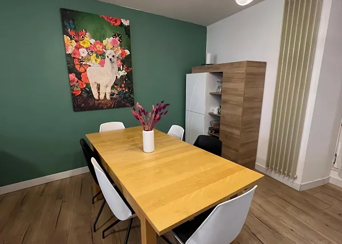 Maison En Face Du Marche Notre-dame Poitiers