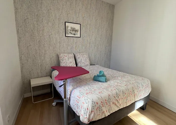 Maison En Face Du Marche Notre-dame *